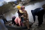 Ulykkeligt. Flygtninge bliver ved med at strømme over grænsen mellem Tyrkiet og Syrien. Her er en kvinde sejlet over en flod med sit barn. 