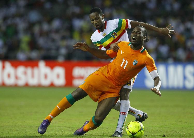 Kamp. For Didier Drogba er det sidste mulighed for at vinde en stor tiotel med landsholdet. For Seydou Keita (bagerst) er der langt vigtigere ting på spil. 