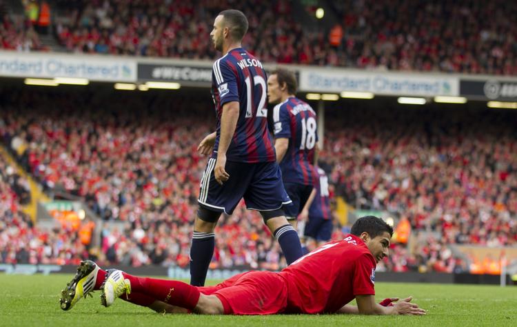Film. Luis Suarez' fald fik ikke dommeren til at hoppe på limpinden og Liverpool måtte 7. oktober derfor nøjes med 0-0 hjemme mod Stoke. 