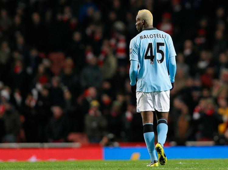 utilpasset. Mario Balotelli blev skiftet ind med nyt hår for Manchester City mos Arsenal 13. januar. 