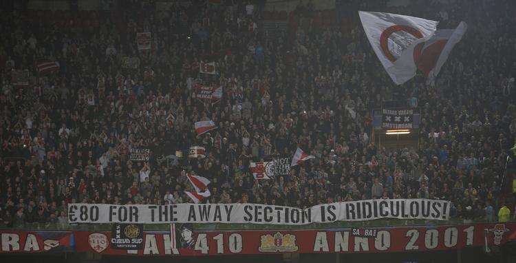 Provokerende? En stor del fodboldfans over hele verden er sikkert enige med Ajax' fans: 80 euro (600 kroner) er lige i overkanten for at få lov til at overvære en fodboldkamp. 