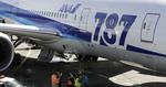 FORBUD. Trods flyveforbud over stort set hele verden fortsætter produktionen af Boeings Dreamliner. 