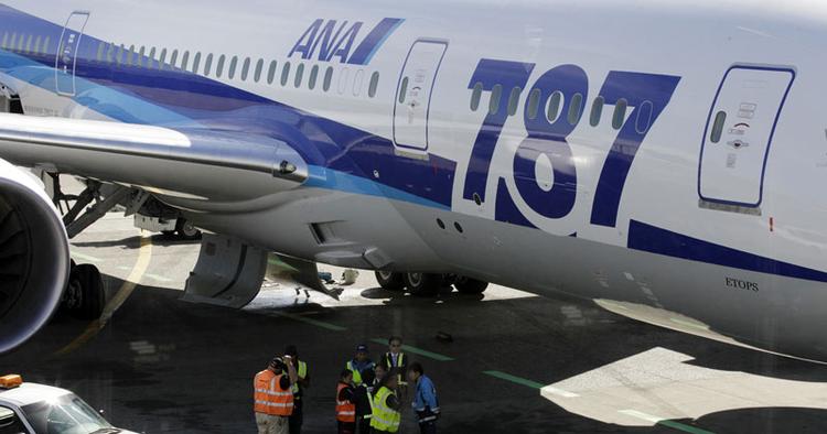 FORBUD. Trods flyveforbud over stort set hele verden fortsætter produktionen af Boeings Dreamliner. 