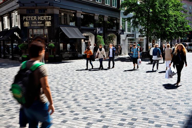 KØBMAGERGADE. Gaden har fået nye sten. 