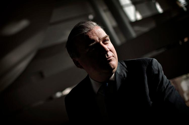 Udlandsdansker. Lars Seier Christensen har valgt at bosætte sig i Schweiz, men er særdeles nærværende i Danmark med Saxo Bank og engagementet i partiet Liberal Alliance. 