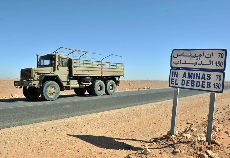 GIDSELAKTION. Algerisk militærlastbil nær In Amenas, hvor en terrorgruppe har taget et stort antal mennesker som gidsler. 