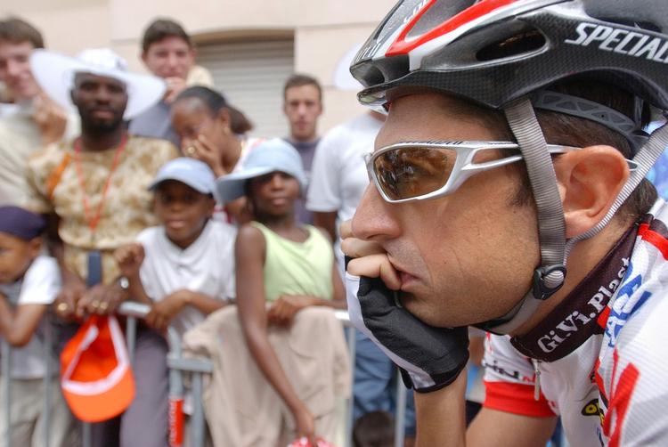 Mobbeoffer. Den italienske rytter Filippo Simeoni blev skældt ud og spyttet på under Tour de France i 2004. 