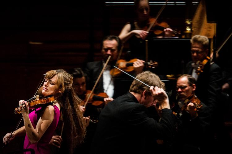 Looks. Nicola Benedetti med  violinen var kørt  i stilling på sit  udseende, men  gjorde indtryk med sit spil. 