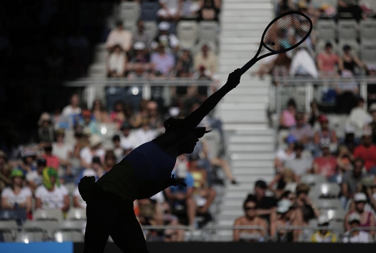 Sejr. Wozniacki knalder en serv af sted mod Tsurenko. 