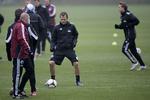 'Ny'. Daniel Jensen (i midten) har i et par måneder trænet med FCK-truppen for at holde formen ved lige. Nu er det alvor. 