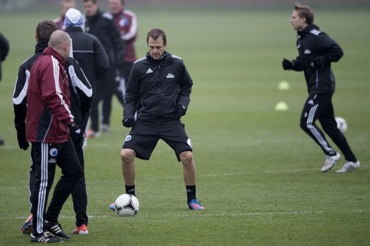 'Ny'. Daniel Jensen (i midten) har i et par måneder trænet med FCK-truppen for at holde formen ved lige. Nu er det alvor. 