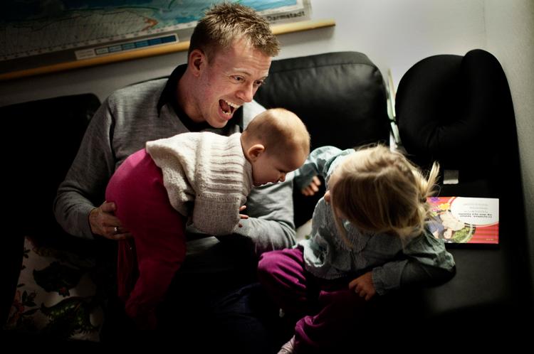Ny sofa. Før havde Thue Bøge Sørensen en sofa med tekstilbetræk, som gav ham åndenød bare han satte sig i den. Men efter at han har opdaget sin støvallergi, er en lædersofa rykket ind, så han nu sagtens kan tumle med sine to piger i sofaen.