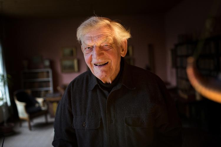 Pavane.  Tage Voss træder dansen for den  døende verden  og demonstrerer overstadig  aldrende modvilje  i sit 'smædeskrift'. 