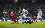 effektiv. David Silva scorer sit andet mål mod Fulham. Manchester City er nu kun fem point efter bysbørnene fra United. 