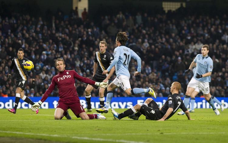 effektiv. David Silva scorer sit andet mål mod Fulham. Manchester City er nu kun fem point efter bysbørnene fra United. 