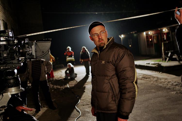 Vægtig. Ole Christian Madsen har et stærkt bagkatalog som instruktør, bl.a. 'Nordkraft', 'Prag' og 'Flammen og Citronen'. Her ses han på settet til 'Nordkraft'. 