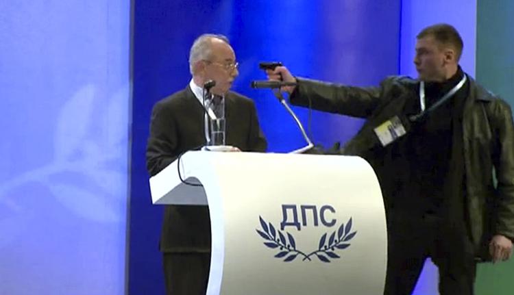 Gaspistol. En partikongres i den bulgarske hovedstad, Sofia, tog en uventet drejning for alle deltagerne, da en deltager pludselig stod med en gaspistol rettet mod DPS' leder, Ahmed Dogan. 
