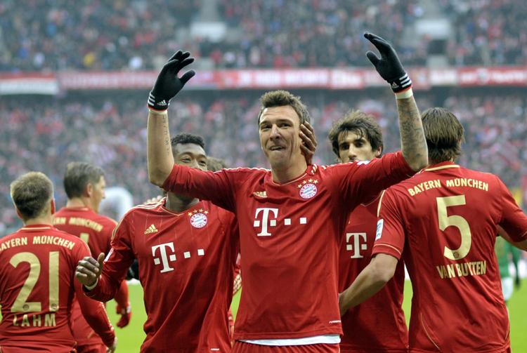 dobbelt. Den kroatiske forward Mario Mandzukic jubler, og det har han god grund til. Han scorede nemlig begge Bayerns mål. 