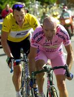 2000. Lance Armstrong og italieneren Marco Pantani på vej mod målstregen på 15. etape til Courchevel. Tre et halvt år senere døde Tour-vinderen fra 1998 af en overdosis kokain. Pantani, der blev 34 år, blev undervejs i karrieren flere gange udelukket for brug af doping. 