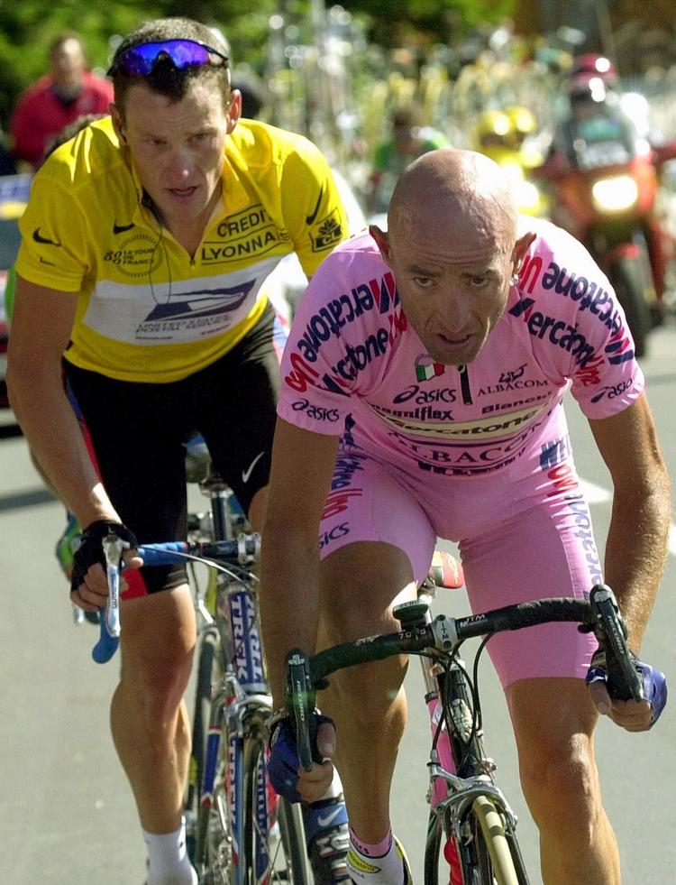 2000. Lance Armstrong og italieneren Marco Pantani på vej mod målstregen på 15. etape til Courchevel. Tre et halvt år senere døde Tour-vinderen fra 1998 af en overdosis kokain. Pantani, der blev 34 år, blev undervejs i karrieren flere gange udelukket for brug af doping. 