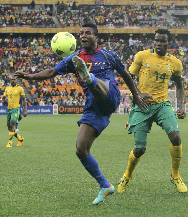 Skræmt? Sydafrikas anfører Bongani Khumalo blev muligvis rystet af navnet på Kap Verde-spillerens trøje: Platini (og Luis til fornavn). 