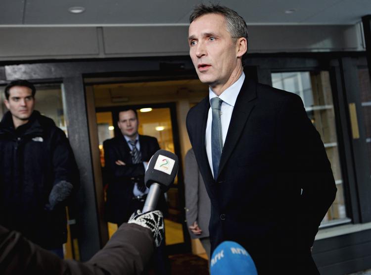 Drama. Norges statsminister, Jens Stoltenberg, har netop fordømt gidseldramaet i Algeriet. I dag mødtes han med flere af de hjemkomne gidsler. Fem af de norske gidslers skæbne er fortsat uvis. 