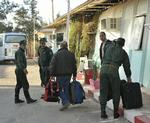 Gidsler. To britiske gidsler, Peter (til højre) og Alan bærer deres baggage, efter de er blevet løsladt. Begge har været gidsler i de seneste fire dages drama ved gasanlægget i In Amenas i Algeriet. 23 gidsler blev dræbt. 