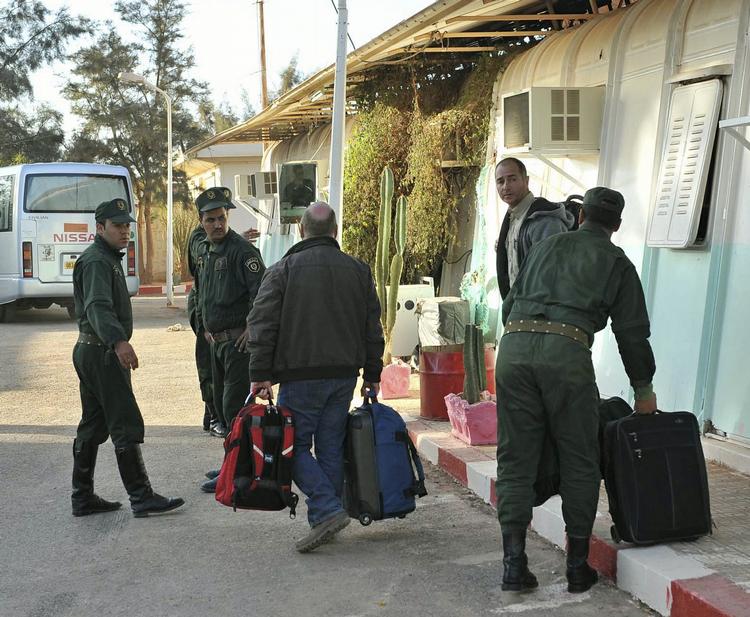 Gidsler. To britiske gidsler, Peter (til højre) og Alan bærer deres baggage, efter de er blevet løsladt. Begge har været gidsler i de seneste fire dages drama ved gasanlægget i In Amenas i Algeriet. 23 gidsler blev dræbt. 