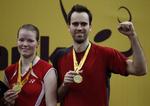 Sejr. Christinna Pedersen og Joachim Fischer Nielsen fejrer guldmedaljen i Kuala Lumpur. 