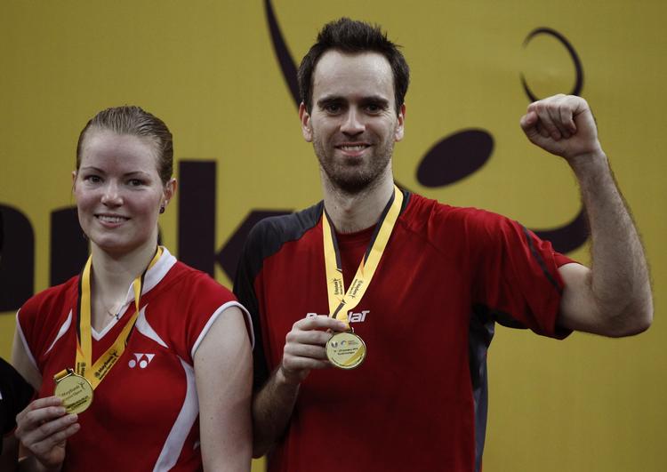 Sejr. Christinna Pedersen og Joachim Fischer Nielsen fejrer guldmedaljen i Kuala Lumpur. 