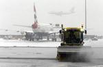 Frost. En sneplov fjerner sne i Heathrow Lufthavn, hvor et stort antal flyvninger er aflyst. 