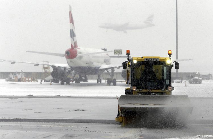 Frost. En sneplov fjerner sne i Heathrow Lufthavn, hvor et stort antal flyvninger er aflyst. 