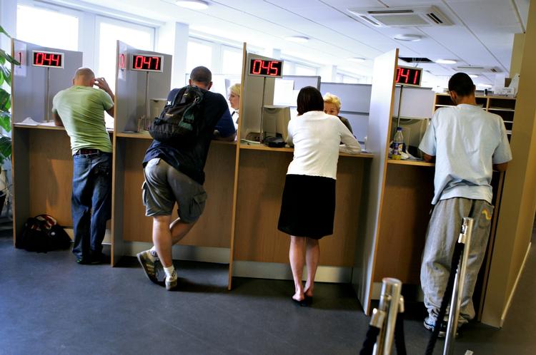 Nødløsning. »Jeg kan godt se, at det ikke holder i det lange løb bare at bruge skattekroner på at ansætte arbejdsløse i kommunen. Men når vi gør det, er det jo, fordi vi ikke aner, hvad vi ellers skal gøre«, siger beskæftigelseschef i Kerteminde Kommune, Finn Udsen. 