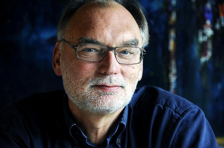 Bekymret. Grund til bekymring. Leif Davidsen er blandt andet bekymret  over de faldende priser på e-bøger på det amerikanske marked. Selv står han bag et par håndfulde storsælgende thrillerromaner. 
