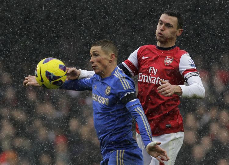 snekamp. Chelseas Fernando Torres (tv) kom endnu en gang ikke på scoringstavlen, men Chelsea vandt storkampen mod Arsenal. 