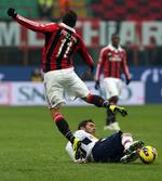 smalt. AC Milan forward Giampaolo Pazzini nedlægges i kampen mod Bologna. 