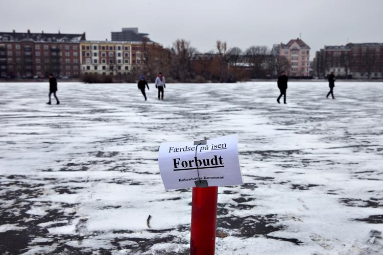 advarsel. Også sidste år var der flere københavnere, der bevægede sig ud på isen, før den var sikker. 