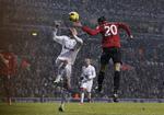 måltyv. Manchester Uniteds Robin van Persie (th) viste igen sit værd for klubben, da hollænderen sneg sig fri til et indlæg, som han headede i mål ved den nærmeste stolpe. 