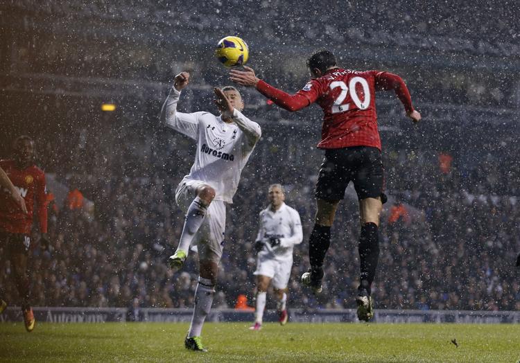 måltyv. Manchester Uniteds Robin van Persie (th) viste igen sit værd for klubben, da hollænderen sneg sig fri til et indlæg, som han headede i mål ved den nærmeste stolpe. 