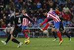 tophold. Atletico Madrids topscorer Radamel Falcao (th) forsøger sig i kampen mod Levante. 