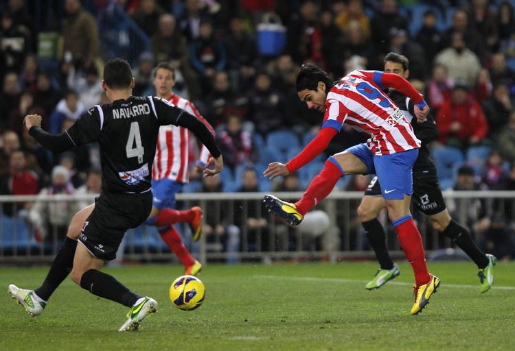tophold. Atletico Madrids topscorer Radamel Falcao (th) forsøger sig i kampen mod Levante. 