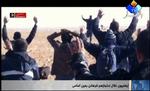 tilfangetaget. Billedet viser angiveligt en gruppe mennesker, som menes at være gidsler, knæle. Billedet stammer fra en algerisk tv-station. 