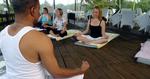 YOGA.  Dr. Suraj P. Kanekar underviser i yoga. 