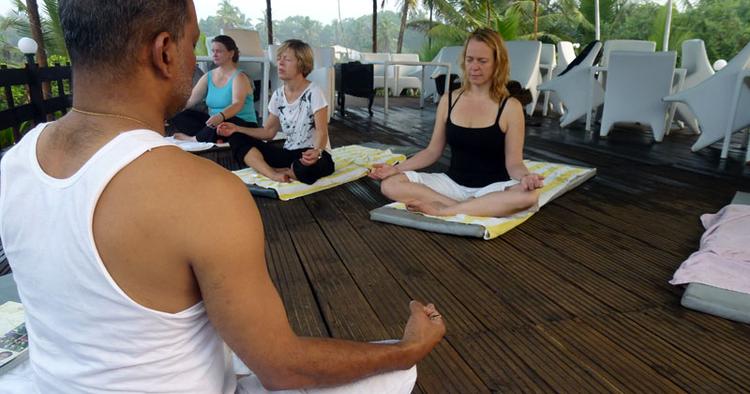 YOGA.  Dr. Suraj P. Kanekar underviser i yoga. 
