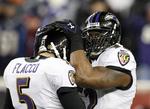 Sådan! Forsvarslegenden Ray Lewis giver sin quarterback, Joe Flacco, et kram, efter at ravnene fra Baltimore overraskende havde kvalificeret sig til Super Bowl. 