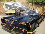 To the Batcave. En af de mest ikoniske biler i Hollywood er solgt. På billedet ses designeren George Barris. 
