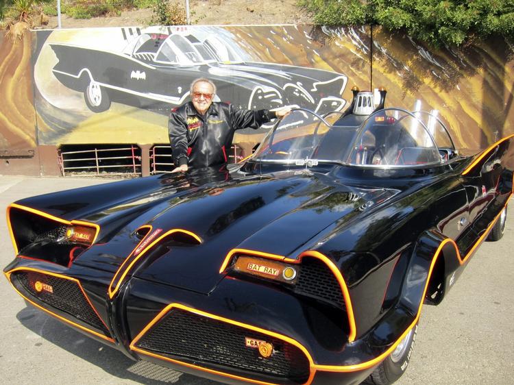 To the Batcave. En af de mest ikoniske biler i Hollywood er solgt. På billedet ses designeren George Barris. 