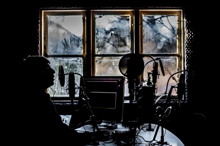 Undergrund. Den nye netradio bliver til under ydmyge forhold  i en skurvogn. Den digitale udvikling  har gjort det let at udsende radio og kommunikere med lytterne online. 
