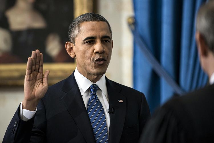 Hellig. Det helligste øjeblik - selve afsigelsen af eden - fandt sted i Det Hvide Hus i går. I dag markeres genindsættelsen af Obama med taler og fester. Og en gentagelse af eden. 