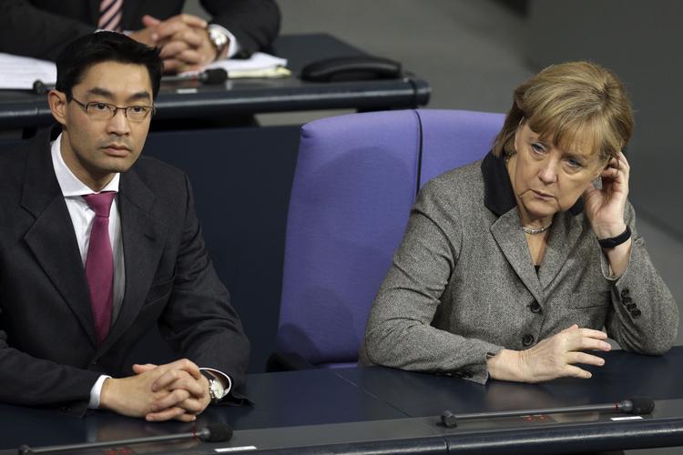 Makker. Angela Merkel skal måske til at vænne sig til at have en ny FDP-formand ved sin side. Philipp Rösler (til venstre) er parat til at trække sig som partiformand for FDP. 